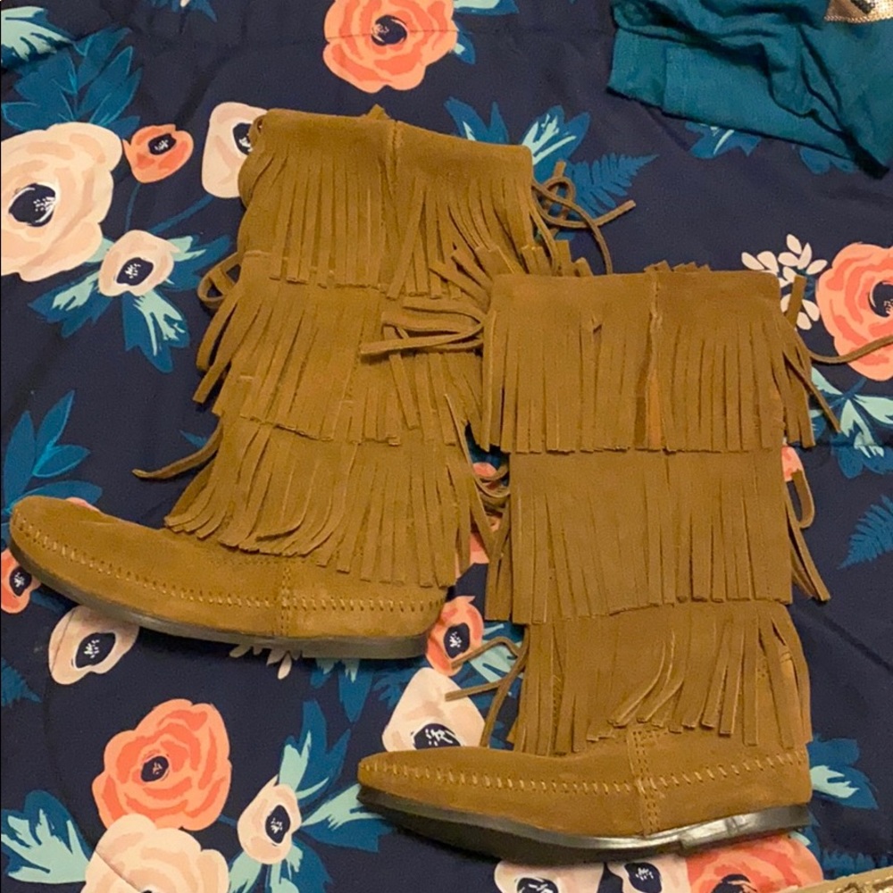 Brand New Minnetonka 3 Layer Fringe Boots Size 6 - Picture 5 of 6